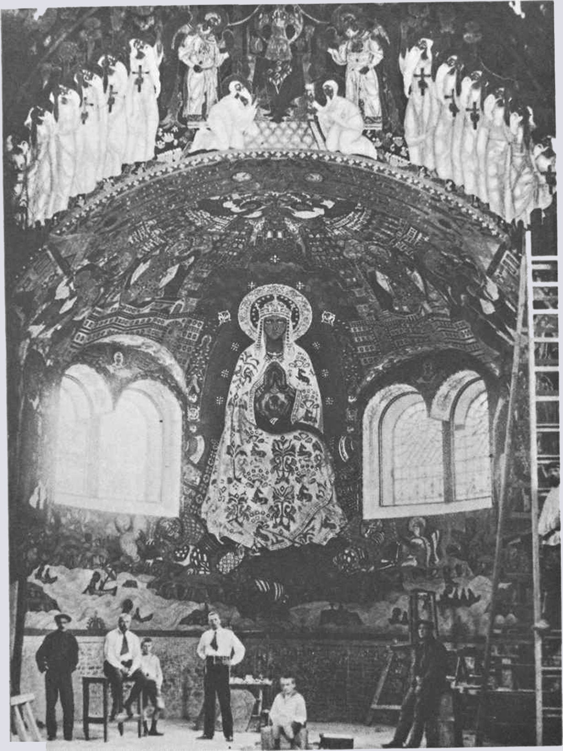 Н. К. Рерих с сыновьями в алтарной части церкви в Талашкине во время работы над росписью церкви в Талашкине